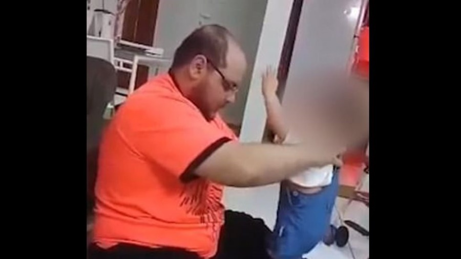Πατέρας χτυπάει το παιδί του: Παλαιστίνιος χαστουκίζει τη κόρη του για να περπατήσει (vid)