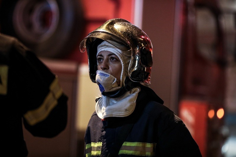 Φωτιά σε πολυκατοικία: Γέμισε καπνούς το κέντρο της Αθήνας – Ένας τραυματίας