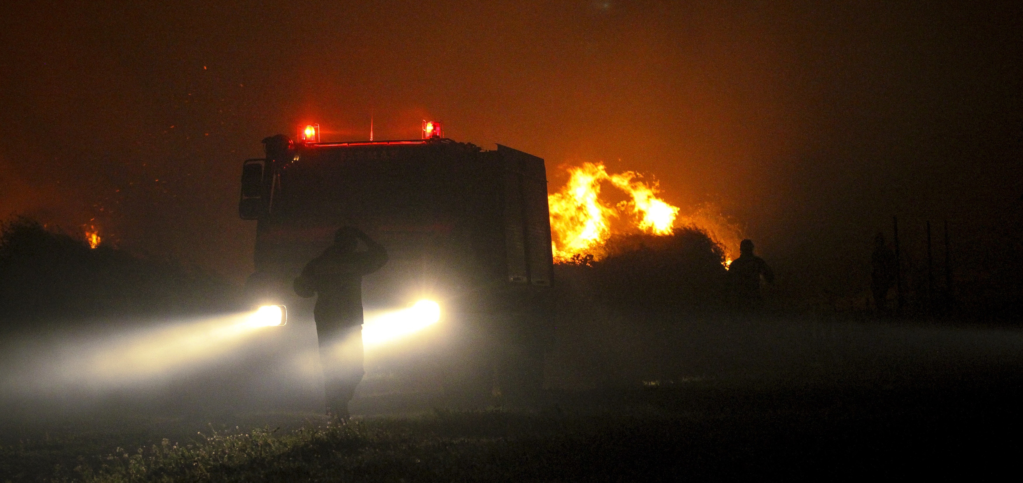 Φωτιά τώρα Νέα Μάκρη: Ανεξέλεγκτη η πυρκαγιά – Σε ετοιμότητα οι κάτοικοι