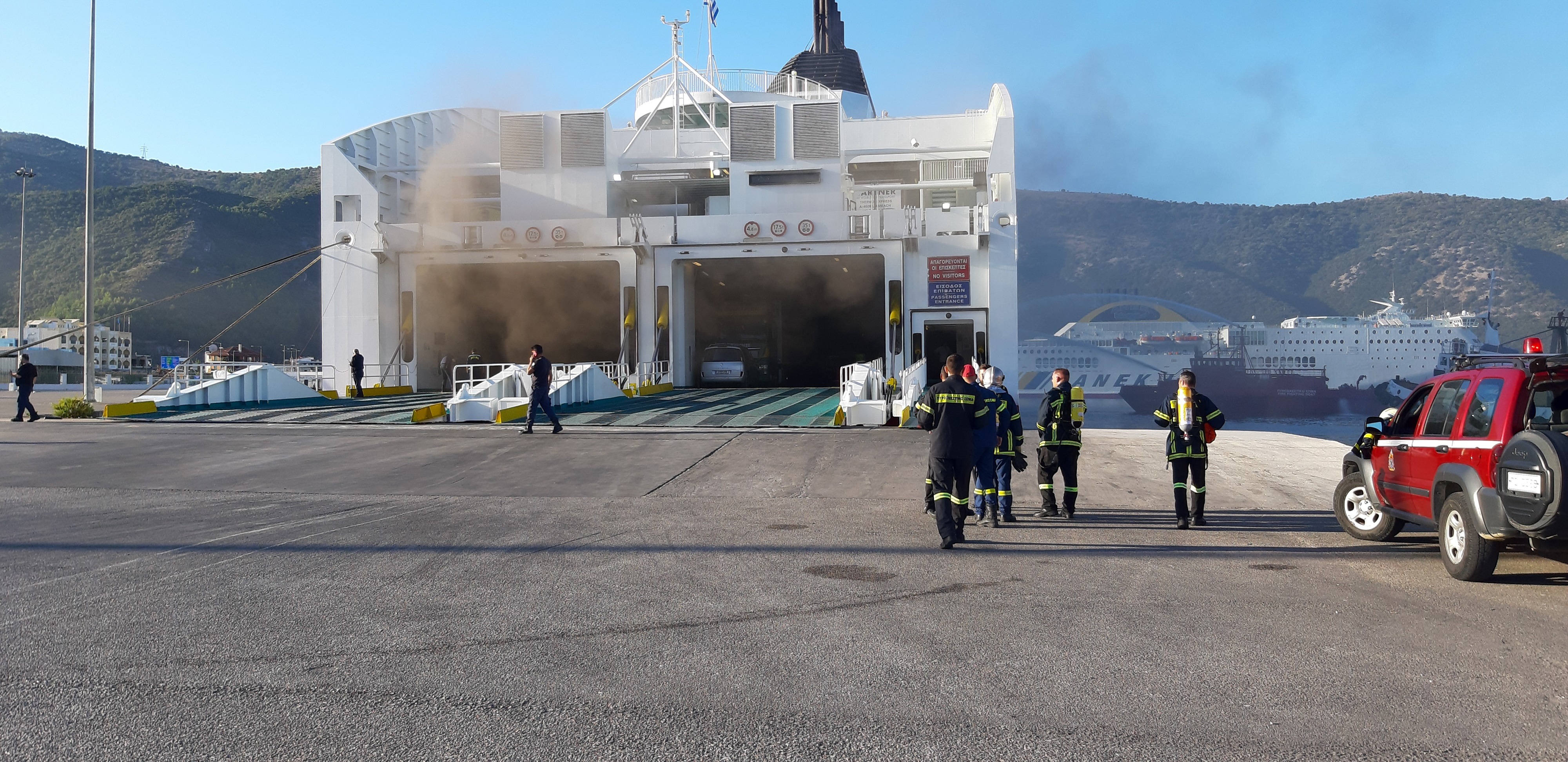 Φωτιά σε πλοίο της ΑΝΕΚ: Από φορτηγό στο γκαράζ η φωτιά – Τρεις τραυματίες