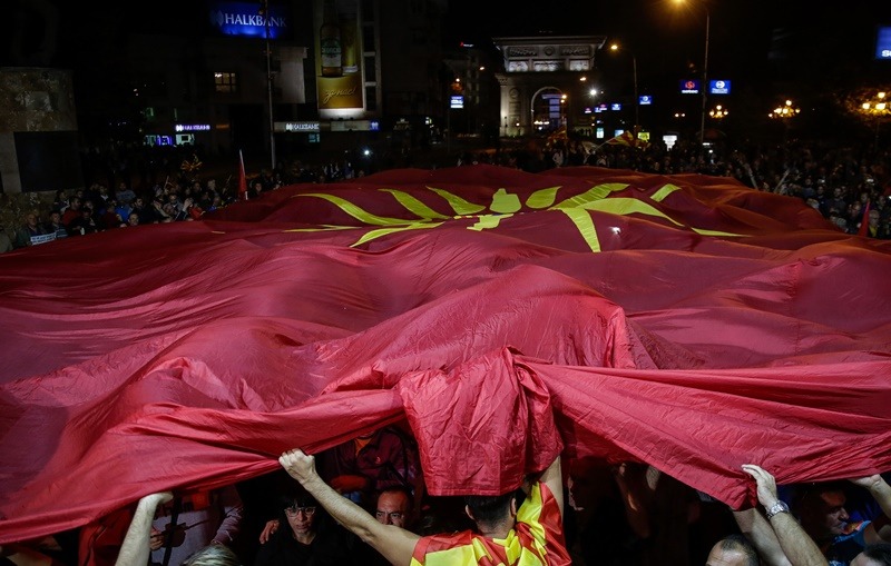 Σκοπιανοί έκαψαν ελληνικές σημαίες: Διαδηλώσεις και προκλητικά συνθήματα στη Μελβούρνη