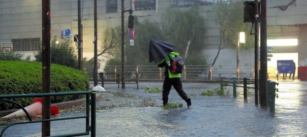 Ιαπωνία τυφώνας: Μια νεκρή – Απομακρύνθηκαν κάτοικοι από τα σπίτια τους (pics – vids)