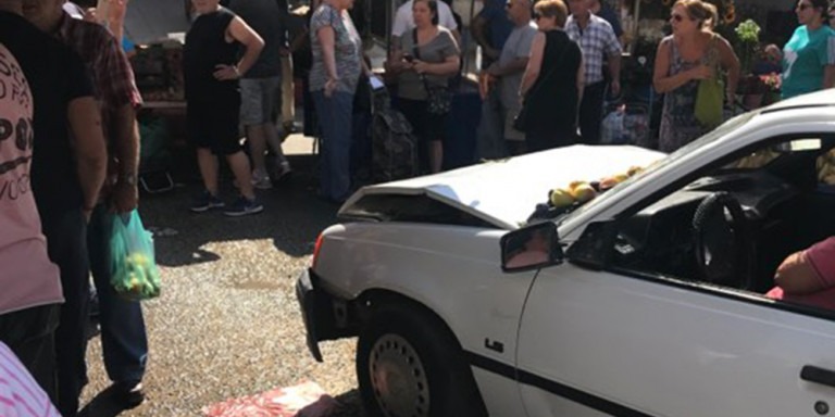 Τροχαίο σε λαϊκή: Αυτοκίνητο έπεσε σε πάγκο στην Ηλιούπολη (pics)