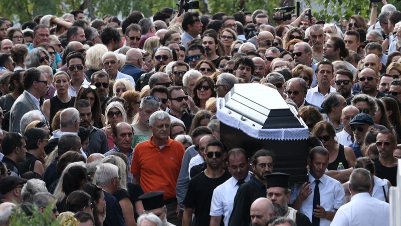 Λαυρέντης Μαχαιρίτσας κηδεία: Πλήθος κόσμου, παρών ο πρωθυπουργός με την σύζυγό του