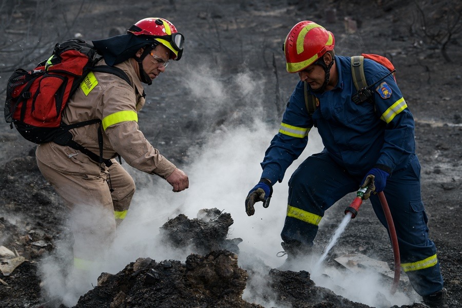 Φωτιά Λαγονήσι: Σε ύφεση η πυρκαγιά – Μέσα από τις αυλές των σπιτιών πέρασαν οι φλόγες