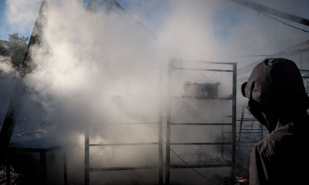 Φωτιά τώρα Μόρια: Εξέγερση στον καταυλισμό – Πρόσφυγες δυσκολεύουν τους πυροσβέστες