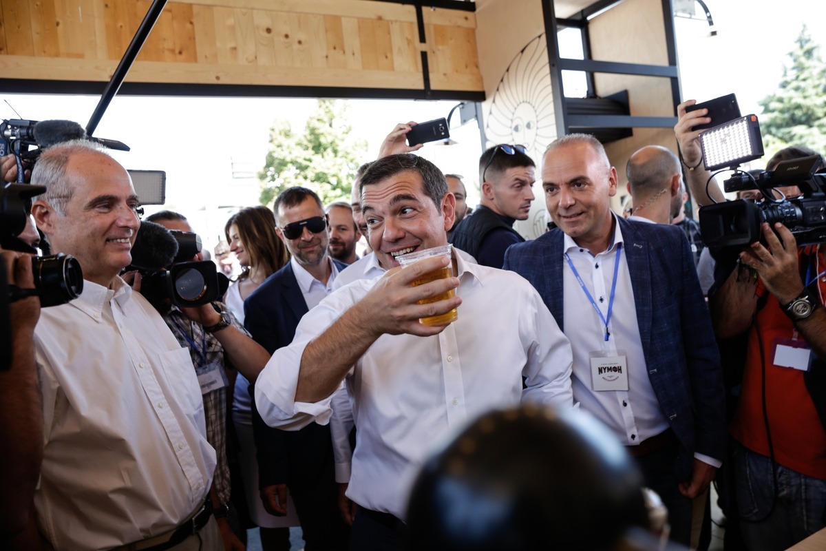 Τσίπρας ΔΕΘ: Ο πρόεδρος του ΣΥΡΙΖΑ με κόκκινη βούλα στο μέτωπο