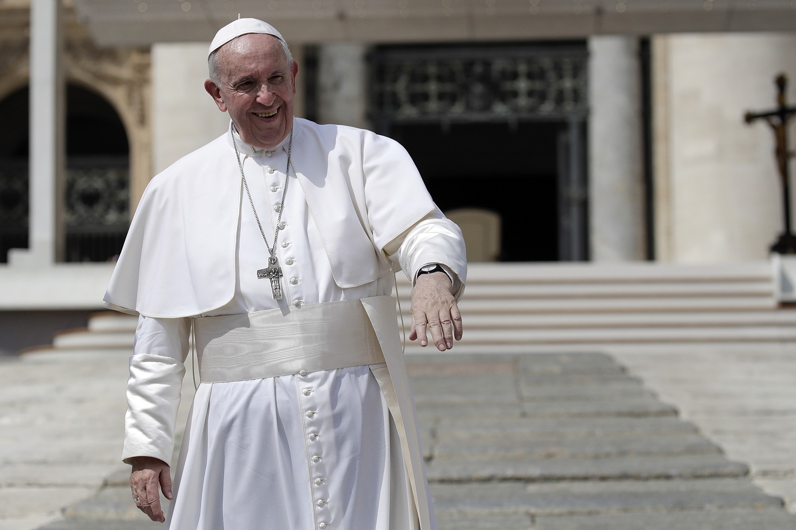 Πάπας – ασανσέρ: «Έμεινε» στο ασανσέρ ο Ποντίφηκας