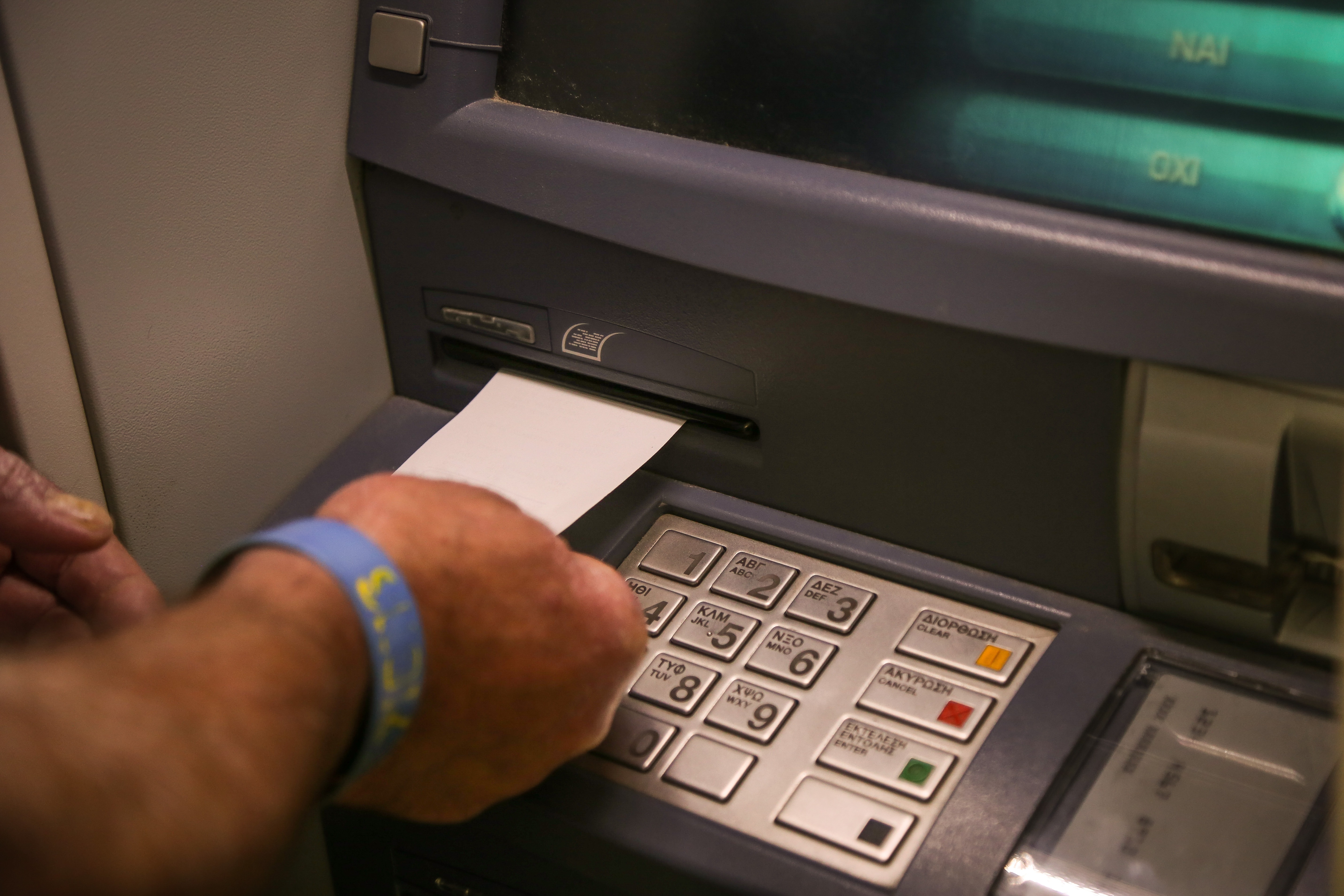 Απάτη: Κλέβουν τραπεζικές κάρτες από εισόδους πολυκατοικιών