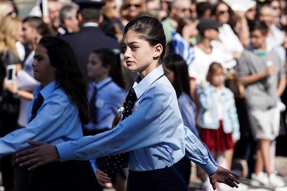 Παρέλαση 28 Οκτωβρίου 2019: Η γυναίκα με το νικάμπ, το τσιγκελωτό μουστάκι και τα πιτσιρίκια