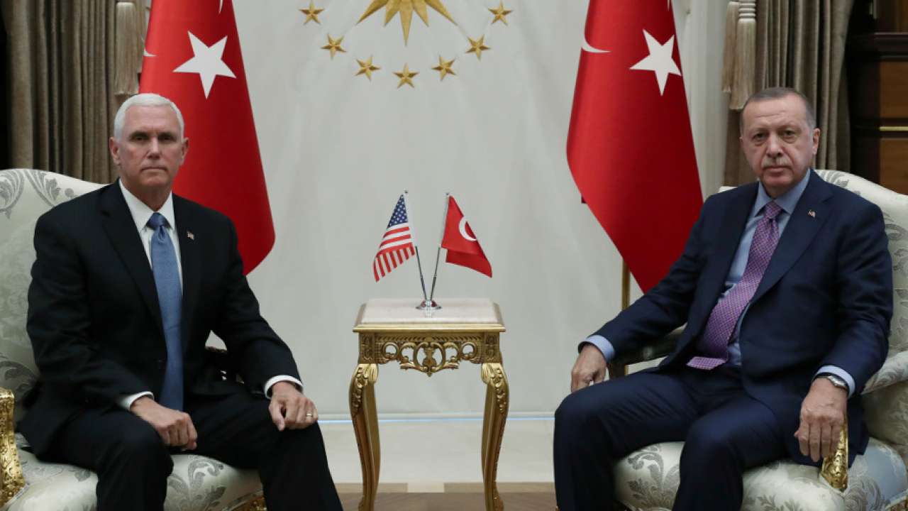 ΗΠΑ – Τουρκία: Παγωμένη συνάντηση Πενς-Ερντογάν