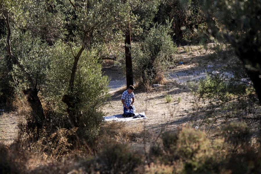 Μόρια επεισόδια: Συγκλονιστικές μαρτυρίες – “Μου έδειξαν κουβέρτα με καμένο κρέας”