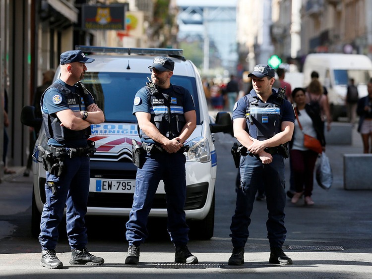 Επίθεση στο Παρίσι τώρα: Άνδρας “χτύπησε” σε αστυνομικό τμήμα – Πέντε νεκροί