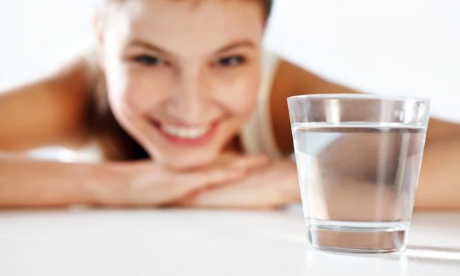 Νερό πρωί άδειο στομάχι: Οι συνέπειες για τον οργανισμό