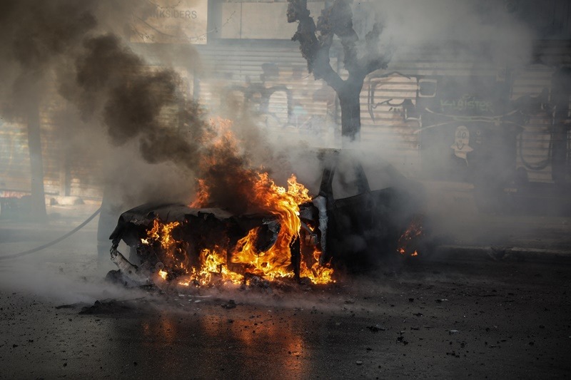 Επίθεση στα ΜΑΤ Θεσσαλονίκη: “Χτύπησαν” και περιπολικό, επτά προσαγωγές