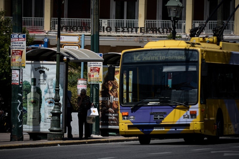 Οδηγός τρόλεϊ παίζει με το κινητό: Πώς αντιδρά επιβάτισσα