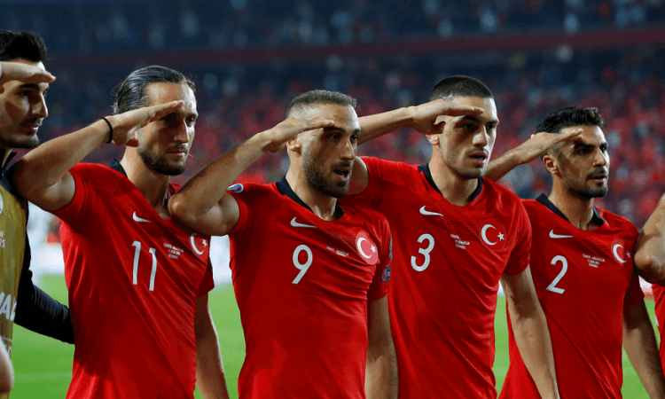 Τούρκοι ποδοσφαιριστές χαιρετούν στρατιωτικά: Παγκόσμιος σάλος, την ώρα του πολέμου στη Συρία