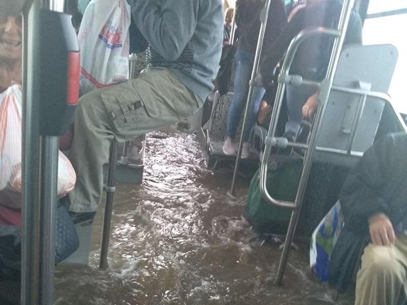 Βροχή τώρα Αθήνα: Έντονη κακοκαιρία στην Αττική – Πλημμύρισε λεωφορείο στον Ασπρόπυργο