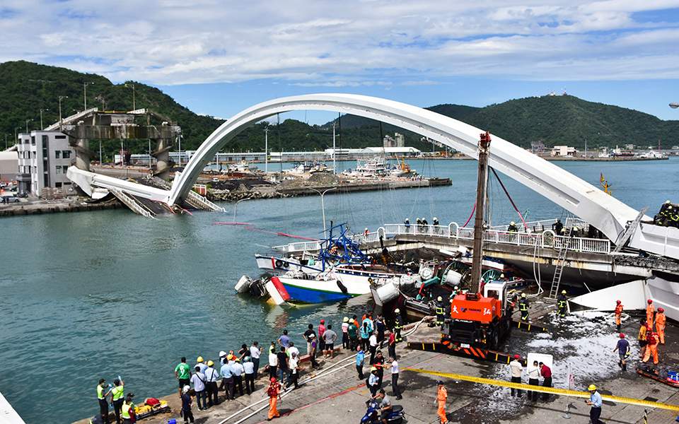 Ταϊβαν γέφυρα: Κατέρρευσε πάνω σε λιμάνι στο βορειοανατολικό τμήμα