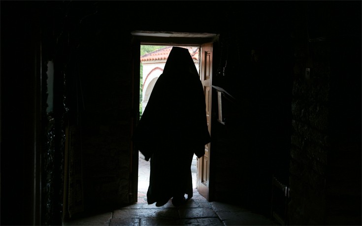 Mάνη ιερέας: Κακοποιούσε σεξουαλικά ανήλικη – Δεν την πίστευε η μητέρα της