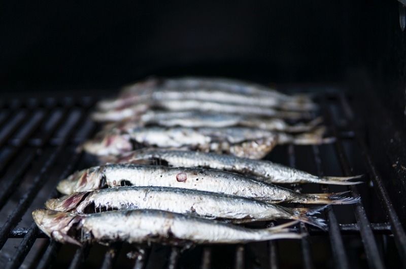 Κόλπο για να μην κολλάει το ψάρι στη σχάρα: Το έχεις στο ψυγείο σου