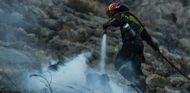 Φωτιά τώρα Παιανία: Πυρκαγιά κοντά στον σταθμό του προαστιακού