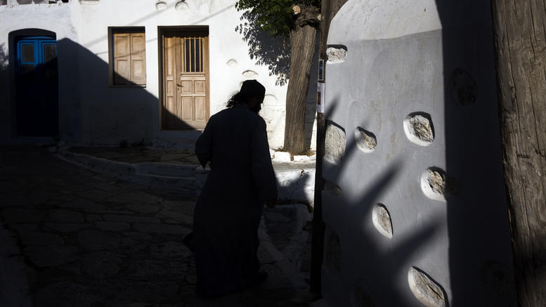 Αστυνομικός ιερέας: Έρευνα της ΕΛΑΣ για τον παπά που… φυλάει σκοπιά στα Τρίκαλα