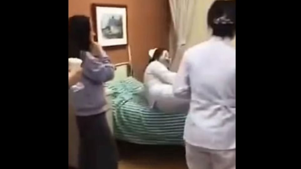 Νοσοκόμες Κίνα: Σάλος με βίντεο – Ξαπλώνουν στο κρεβάτι που είχε νοσηλευτεί τραγουδιστής