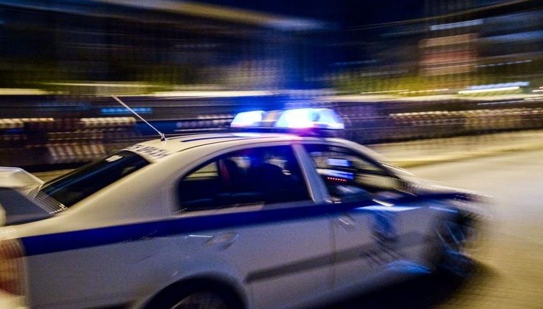 Κλοπή αυτοκινήτου: Η στιγμή που κακοποιός σέρνει την 25χρονη στο Φάληρο (vid)