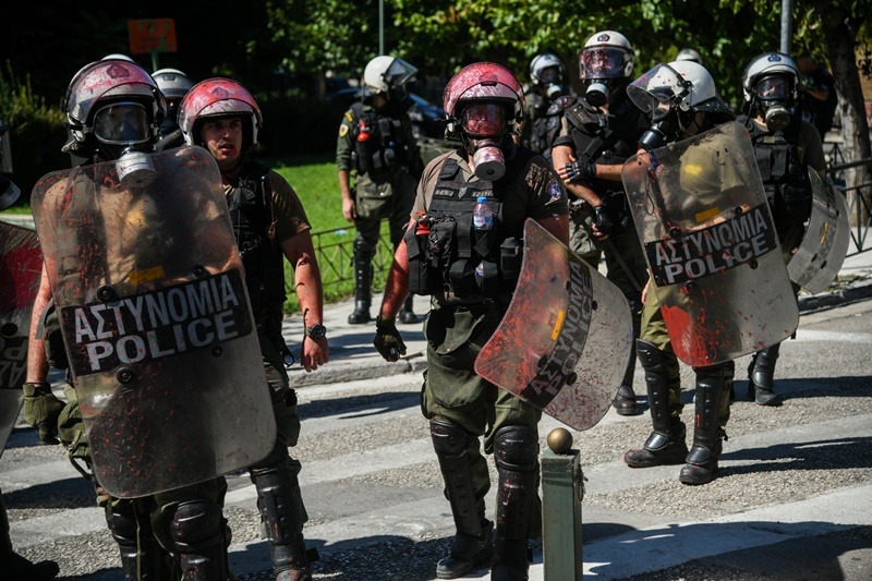 Καρατέκα εναντίον αστυνομικού: Η ΕΡΤ καταδικάζει σχόλια δημοσιογράφου για τον διαδηλωτή
