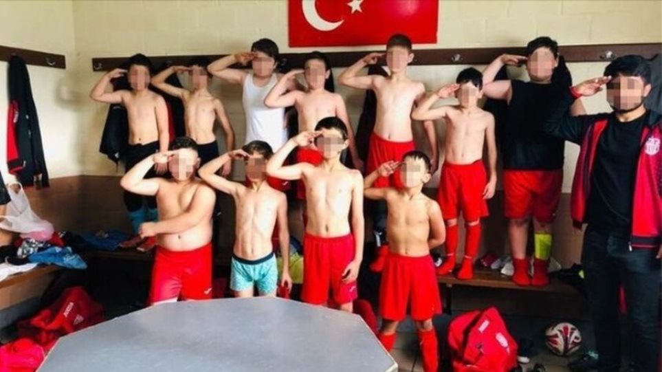 Τούρκοι ποδοσφαιριστές χαιρετούν στρατιωτικά: Ακολουθούν… και 10χρονοι μετανάστες στη Γερμανία