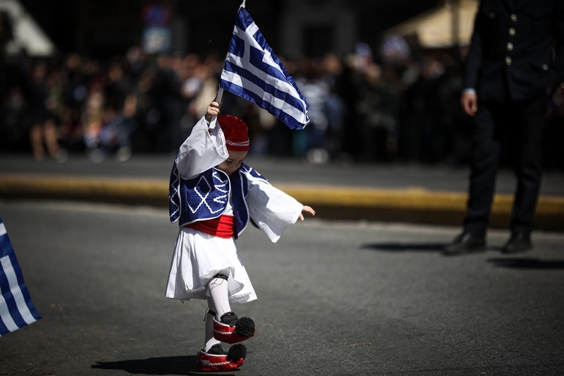 Μικρός εύζωνας Ρόδος: Το πιο γλυκό στιγμιότυπο της 25ης Μαρτίου