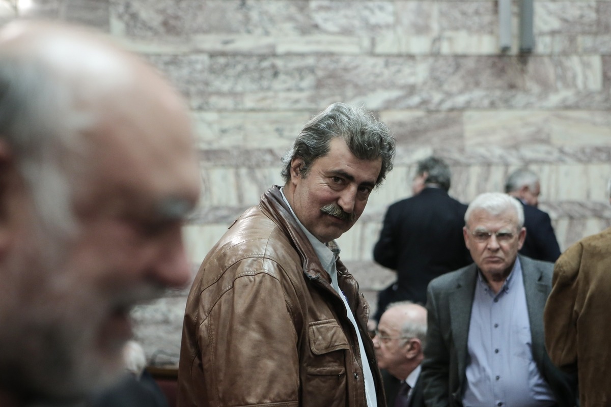 Πολάκης τσιγάρο: Το ζεϊμπέκικο σε εκδήλωση του ΣΥΡΙΖΑ – Καπνίζοντας!