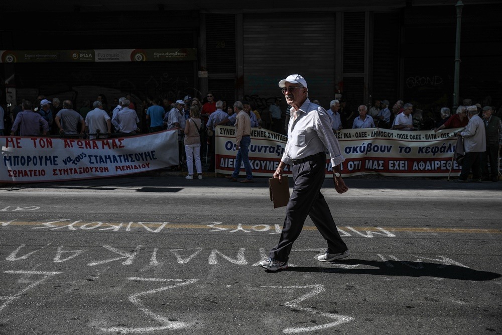 Συντάξεις μειώσεις: «Έμφραγμα» με κρυφές περικοπές έως 350 ευρώ