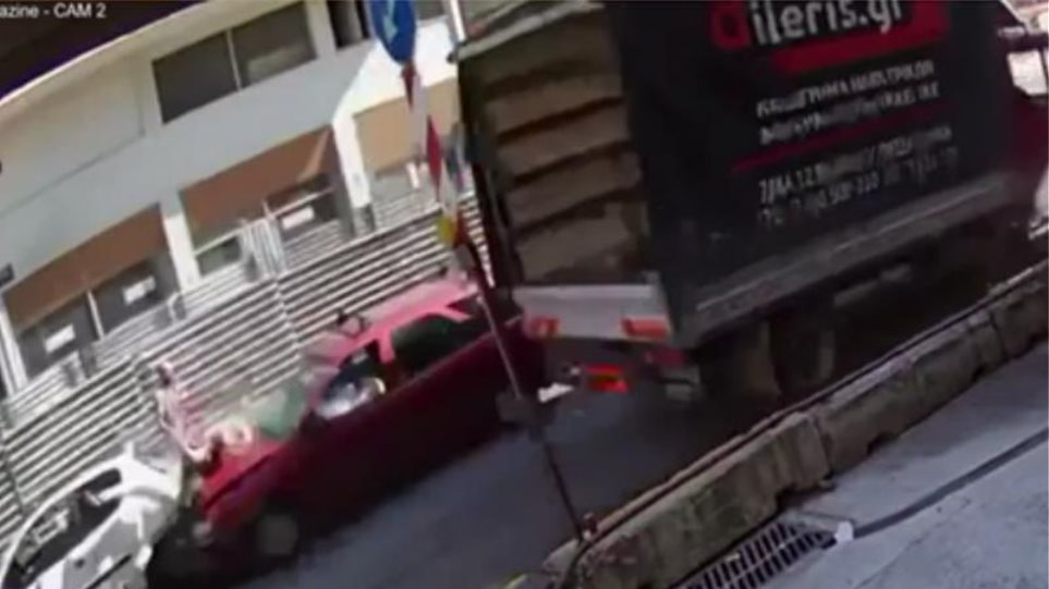 Τροχαίο Θεσσαλονίκη: Τρομακτικό βίντεο – Όχημα παρασύρει γυναίκα