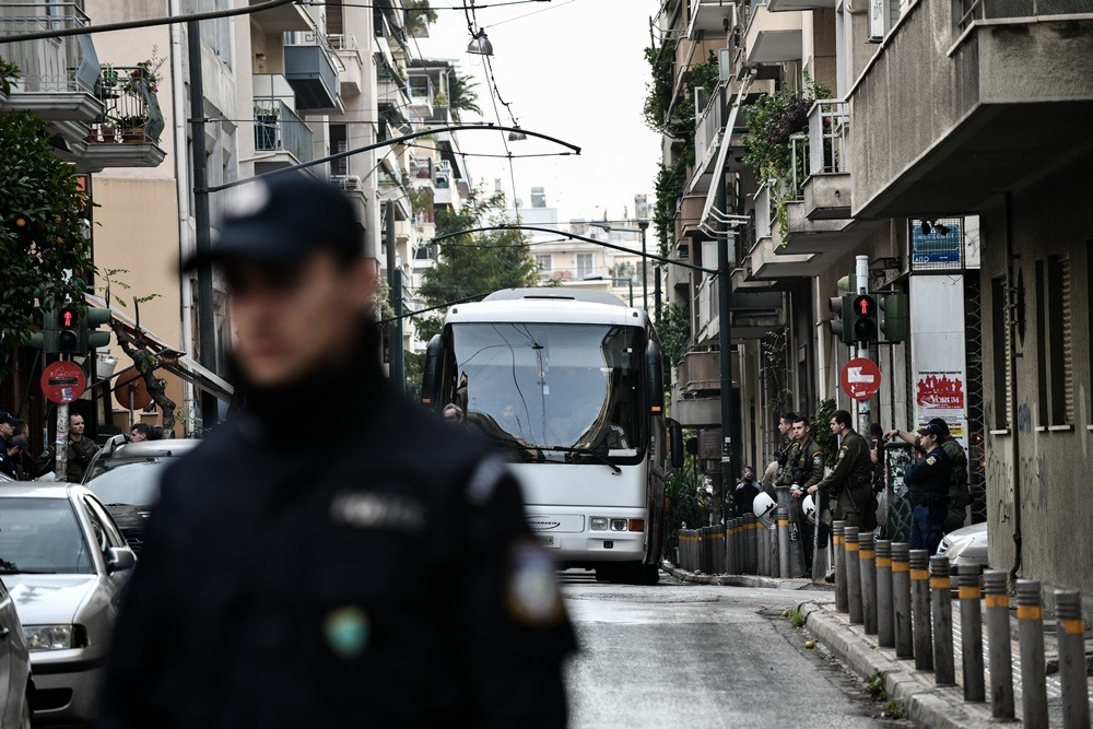 Εξάρχεια μετανάστες: Εδώ ζούσαν οι 138 – Μεταφέρονται σε δομές