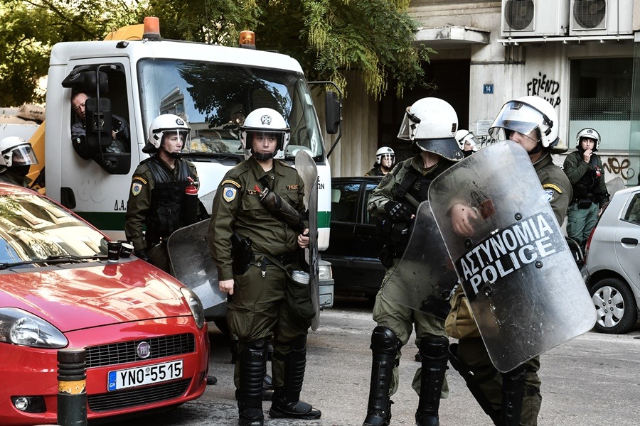 Πεδίον του Άρεως τώρα: Επιχείρηση της αστυνομίας σε υπό κατάληψη κτίριο πίσω από την ΑΣΟΕΕ