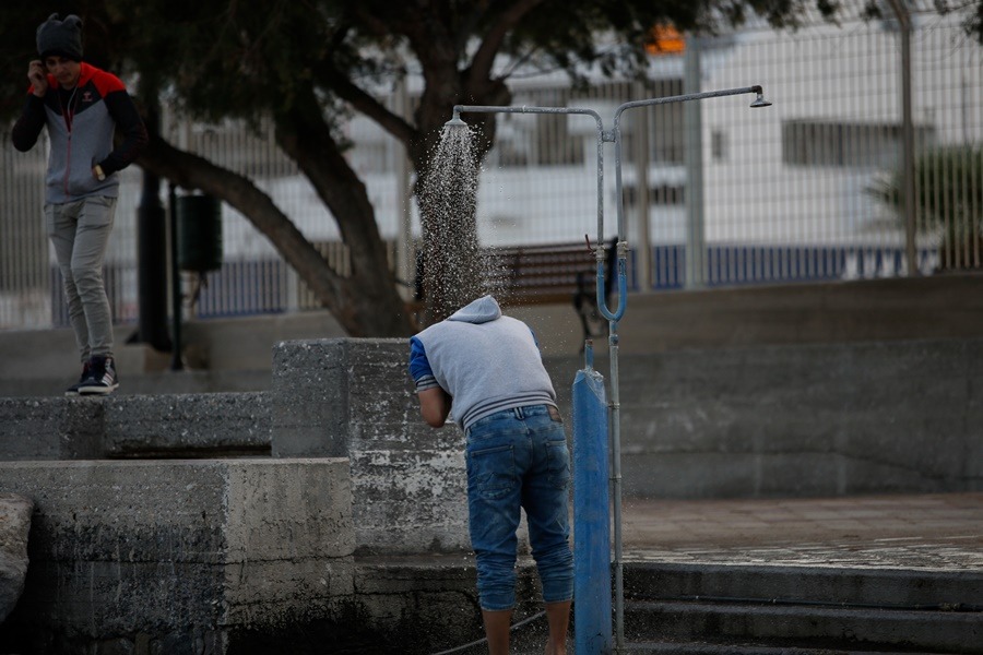 Πρόσφυγες Κως: Εμποδίζουν την αποβίβαση των μεταναστών στο λιμανι