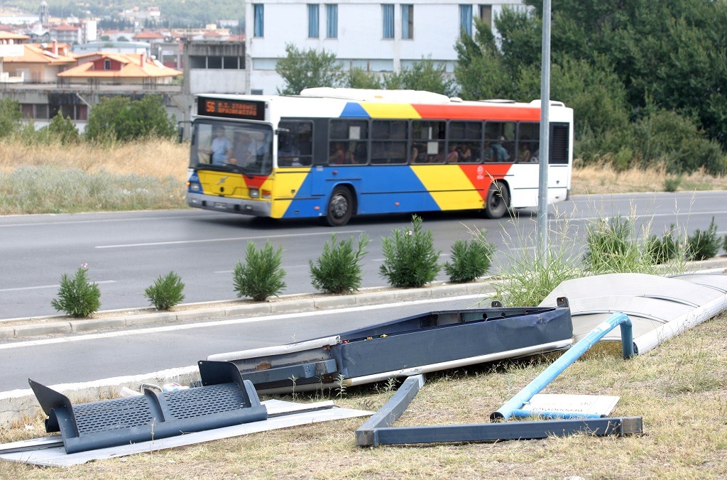 Τροχαίο Παραλιακή: Αυτοκίνητο έπεσε σε στάση λεωφορείου