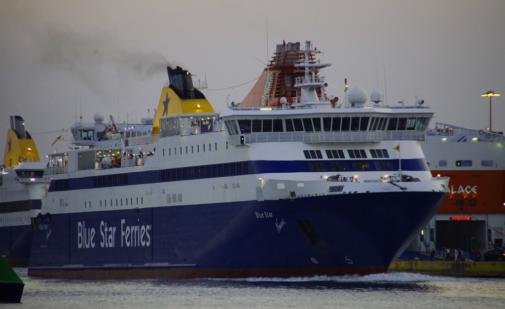 Blue Star Naxos εισροή υδάτων: Η κακοκαιρία «Γηρυόνης» προκάλεσε πρόβλημα – Το πλοίο έφτασε στο λιμάνι της Νάξου