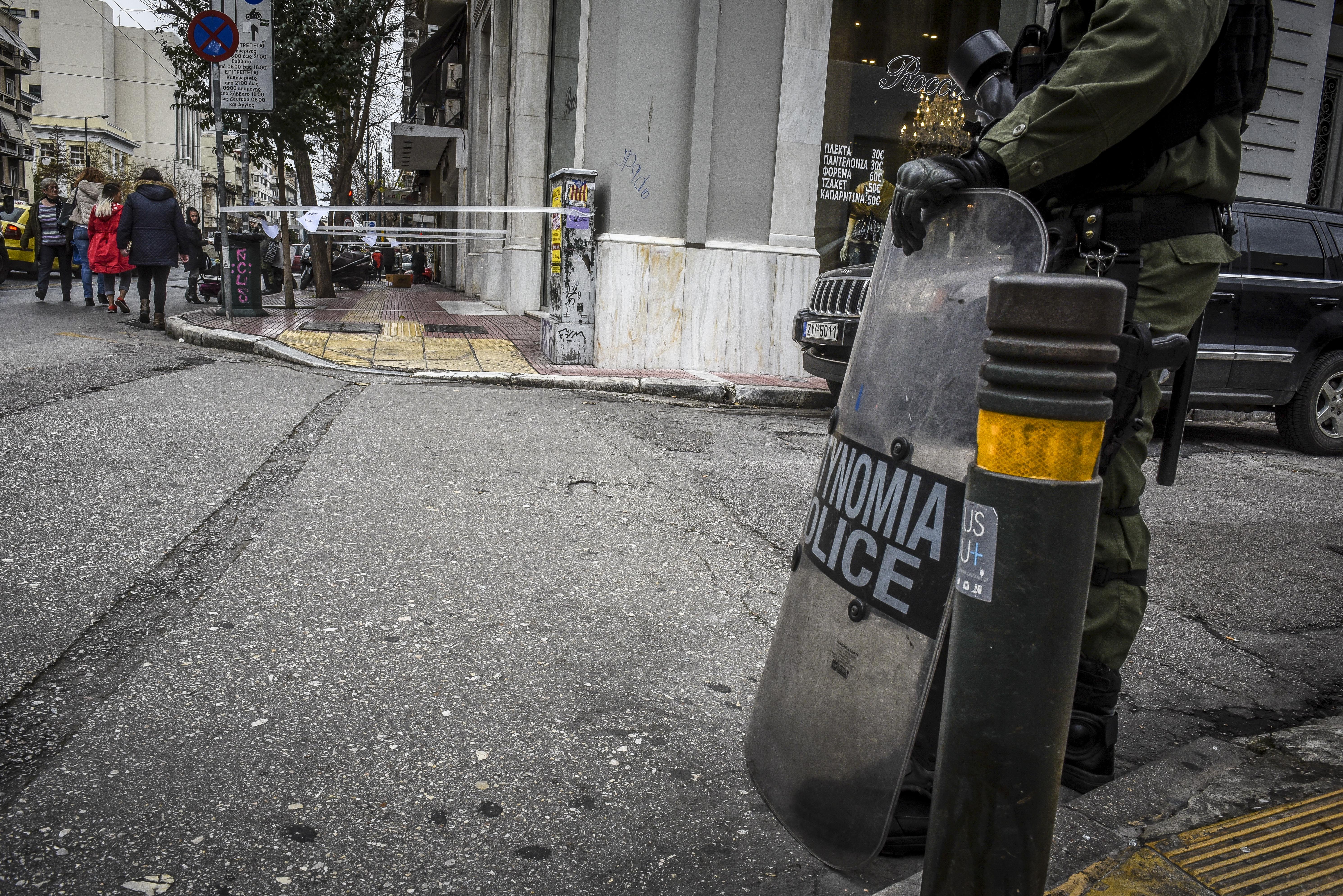 Αναρχικοί Θεσσαλονίκη: Παρέμβαση σε σπίτι εισαγγελέα με τρικάκια και συνθήματα