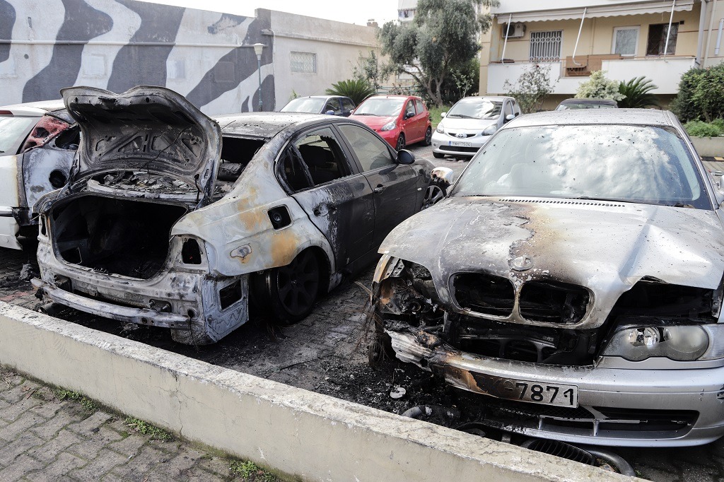 Φωτιά σε αυτοκίνητα – Ταύρος: «Εμπρησμός», λέει η Πυροσβεστική