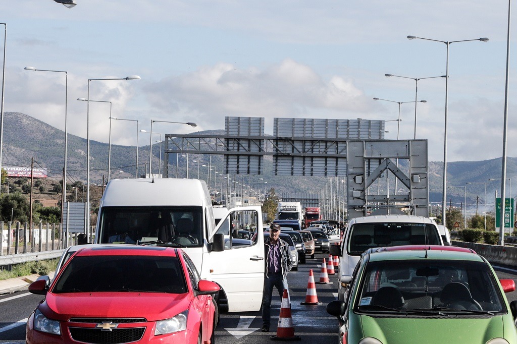 Κλειστοί δρόμοι τώρα: Πρόβλημα στην Εθνική Οδό Αθηνών – Κορίνθου – Άνοιξε η Πειραιώς