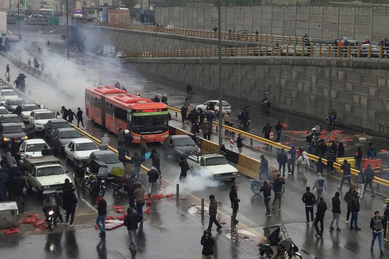 Ιράν διαδηλώσεις: Εικόνες χάους μετά την αύξηση της βενζίνης