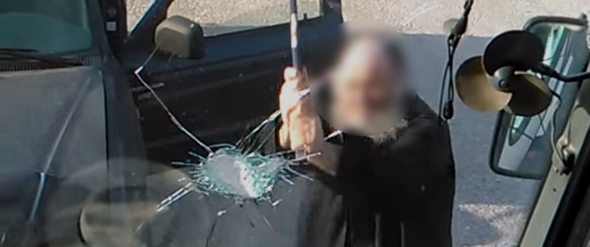 Παπάς σπάει λεωφορείο: Γιατί ο ηγούμενος στη Σαντορίνη έκανε το όχημα θρύψαλα