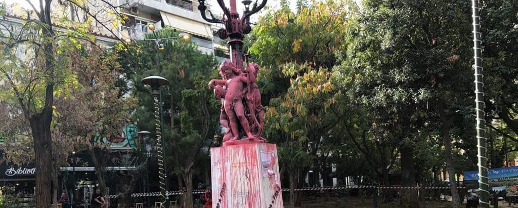 Άγαλμα πλατεία Εξαρχείων: Βανδαλισμοί με μπογιές και συνθήματα