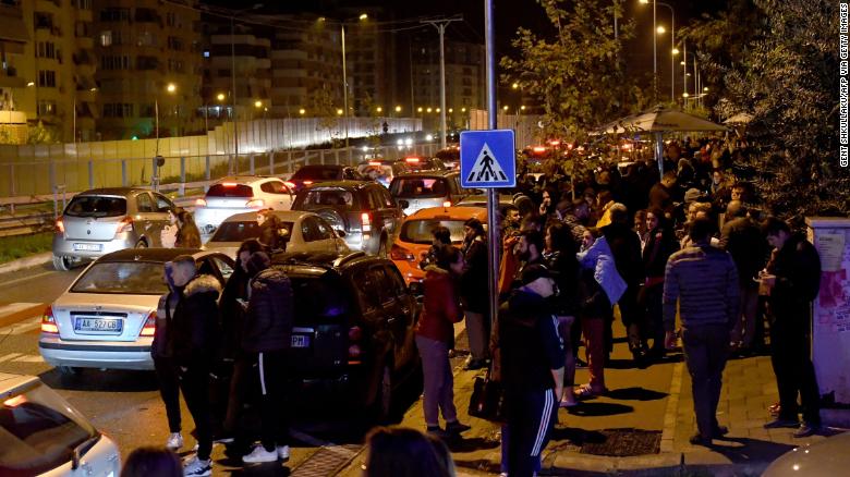 Σεισμός Αλβανία: Νεκροί, τραυματίες, αγνοούμενοι – Κατέρρευσαν κτίρια, κάτοικοι στους δρόμους