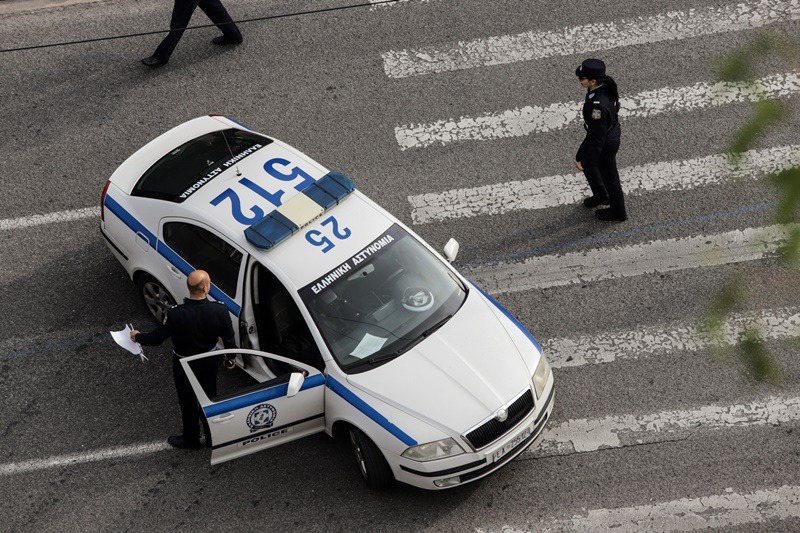 Μπούκαραν με αυτοκίνητο: Ληστεία σε σούπερ μάρκετ στον Διόνυσο