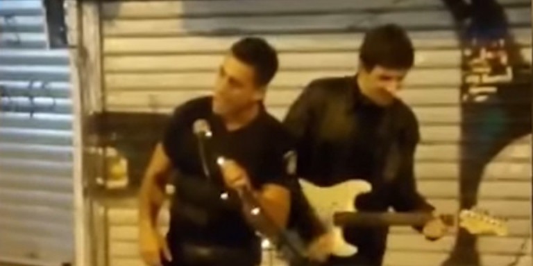 Αστυνομικός τραγουδάει στο Μοναστηράκι: Το πιο viral «Stand by me»