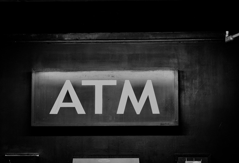 Προμήθειες τραπεζών – ΑΤΜ: “Παγώνουν” όλες οι αυξήσεις